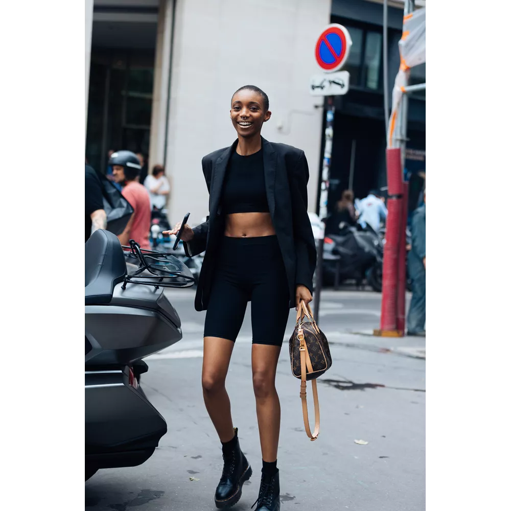 Με crop top + tailored blazer