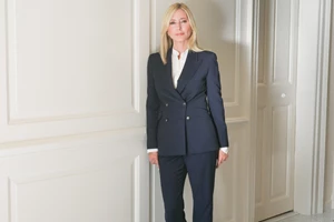 Αυτό το κορμάκι είναι το basic item που ταιριάζει με όλες τις φούστες και τα παντελόνια σας