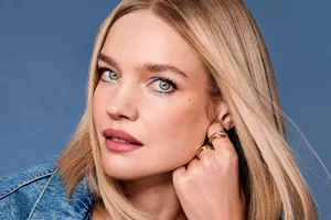 Το ανάλαφρο lip gloss με άρωμα κεράσι που θα γίνει η νέα σας beauty εμμονή