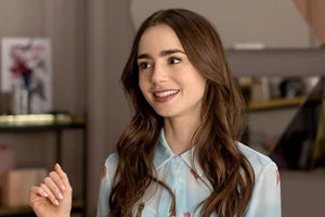 H Lilly Collins αποκάλυψε ποιο είναι το αγαπημένο της ρούχο από το Emily in Paris
