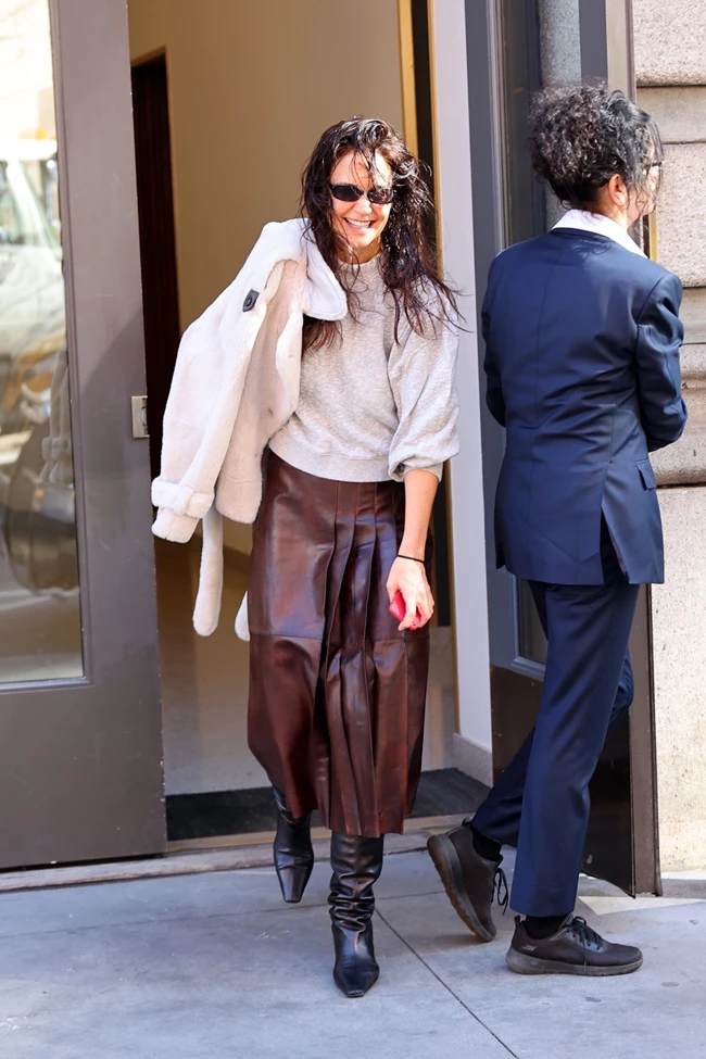 Η Katie Holmes φόρεσε την ιδανική φούστα για τη μεταβατική περίοδο