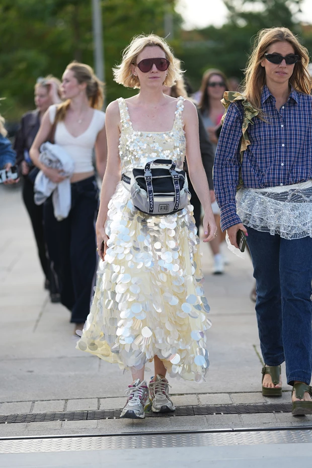STREET STYLE LOOK ΚΟΠΕΓΧΑΓΗ: φόρεμα με παγιέτες και sneakers
