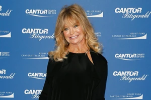 Goldie Hawn - Kurt Russell | Παίζουν με μαριονέτες όσο τρώνε σε εστιατόριο και αποθεώνονται