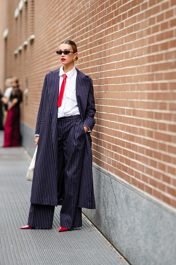 Look με pinstripe κοστούμι