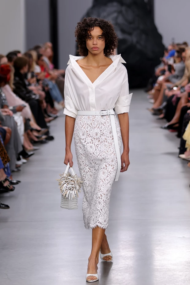 Η τάση των lace skirts και πώς θα την φορέσετε όπως οι fashion insiders