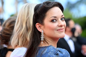 Τα γιορτινά μανικιούρ που επιλέγουν οι πιο stylish celebrities τώρα