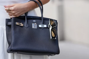 Τα elegant χρώματα στο καλοκαιρινό πεντικιούρ που θα κάνουν την εμφάνισή σας πιο "ακριβή"