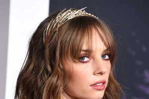 Η Maya Hawke με το θρυλικό καρέ κούρεμα της μαμάς της στο Pulp Fiction