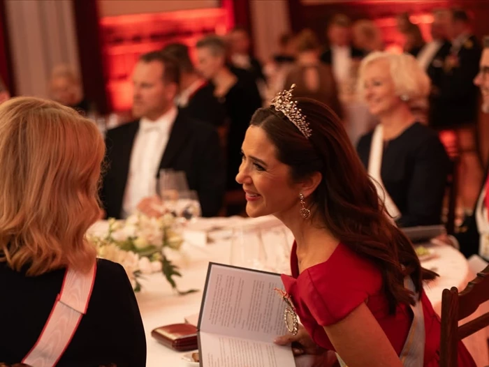 Βασίλισσα Mary της Δανίας | Σε επίσημο δείπνο με κόκκινο φόρεμα που είχε φορέσει και στο παρελθόν και την πιο προσωπική της τιάρα