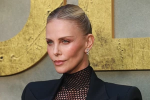 Laetitia Casta | Η εκθαμβωτική ανανέωση στα μαλλιά της στην απόχρωση του honey blonde είναι η απόλυτη πρόταση για το καλοκαίρι