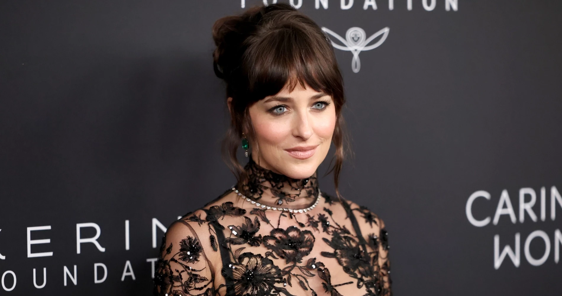 Dakota Johnson | Το κομψό beauty look της πλαισίωσε ιδανικά μια από τις πιο ιδιαίτερες εμφανίσεις της μέχρι σήμερα
