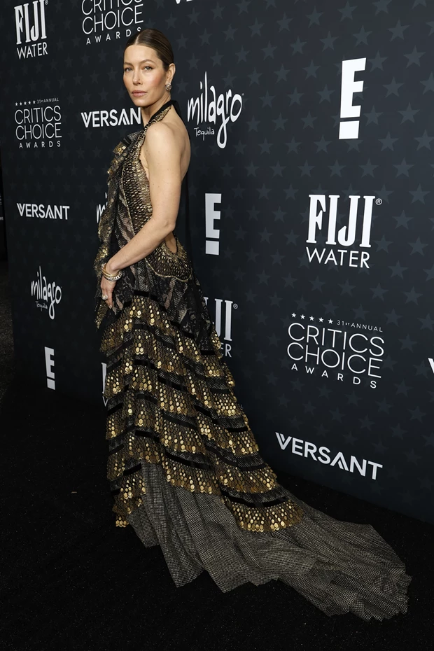 Critics Choice Awards 2026 - Jessica Biel | Η πολυτελής see-through εμφάνιση και η αναφορά στον Justin Timberlake