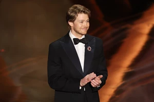 Simone Ashley: "Θα ήθελα πολύ να γίνω κορίτσι του Bond"