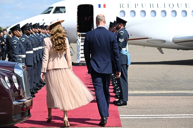 Kate Middleton | Mε iconic Dior look υποδέχθηκε τον Emmanuel και την Brigitte Macron κατά την άφιξή τους στο Ηνωμένο Βασίλειο