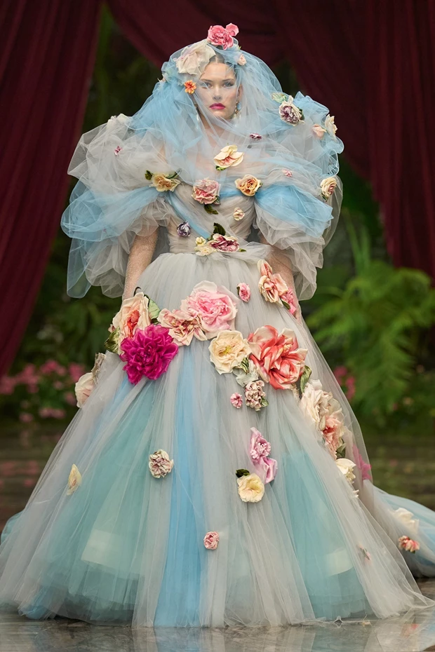 Μοντέλο με γαλάζια τούλινη couture δημιουργία Alta Moda Dolce&Gabbana 2026.
