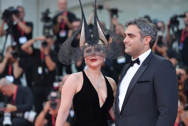 81ο Φεστιβάλ Βενετίας | H Lady Gaga στην πρώτη κοινή red carpet εμφάνιση με τον αρραβωνιαστικό της