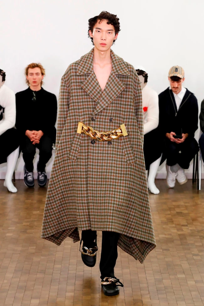 JW Anderson | Tα chain loafers που αγάπησαν celebrities και fashionistas επιστρέφουν