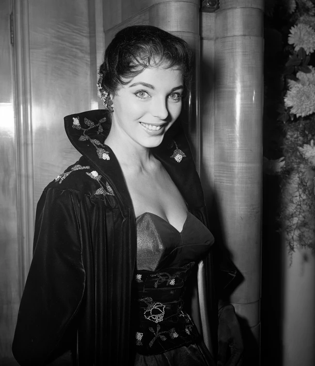 Joan Collins: "όλοι μου πήραν χρήματα" λέει για τους πρώην συζύγους της