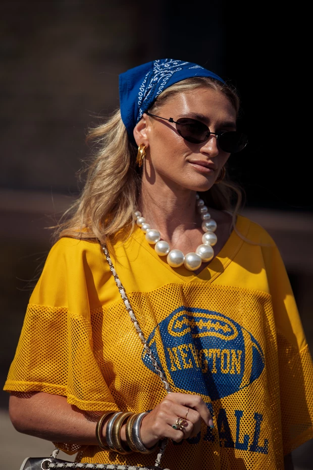 Πώς θα φορέσετε το πιο δημοφιλές αξεσουάρ του 2025