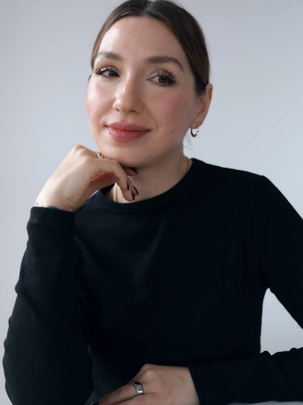 Πίσω από τα παρασκήνια της λάμψης | Η Όλγκα Χολοβάνοβα μιλάει για τη δημιουργία looks για πολυτελείς καμπάνιες