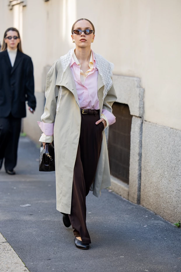 γυναίκα με καμπαρντίνα και καφέ παντελόνι street style άνοιξη 2026