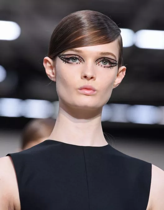 Valentino: Έντονη πλαϊνή χωρίστρα και διακοσμητικά studs