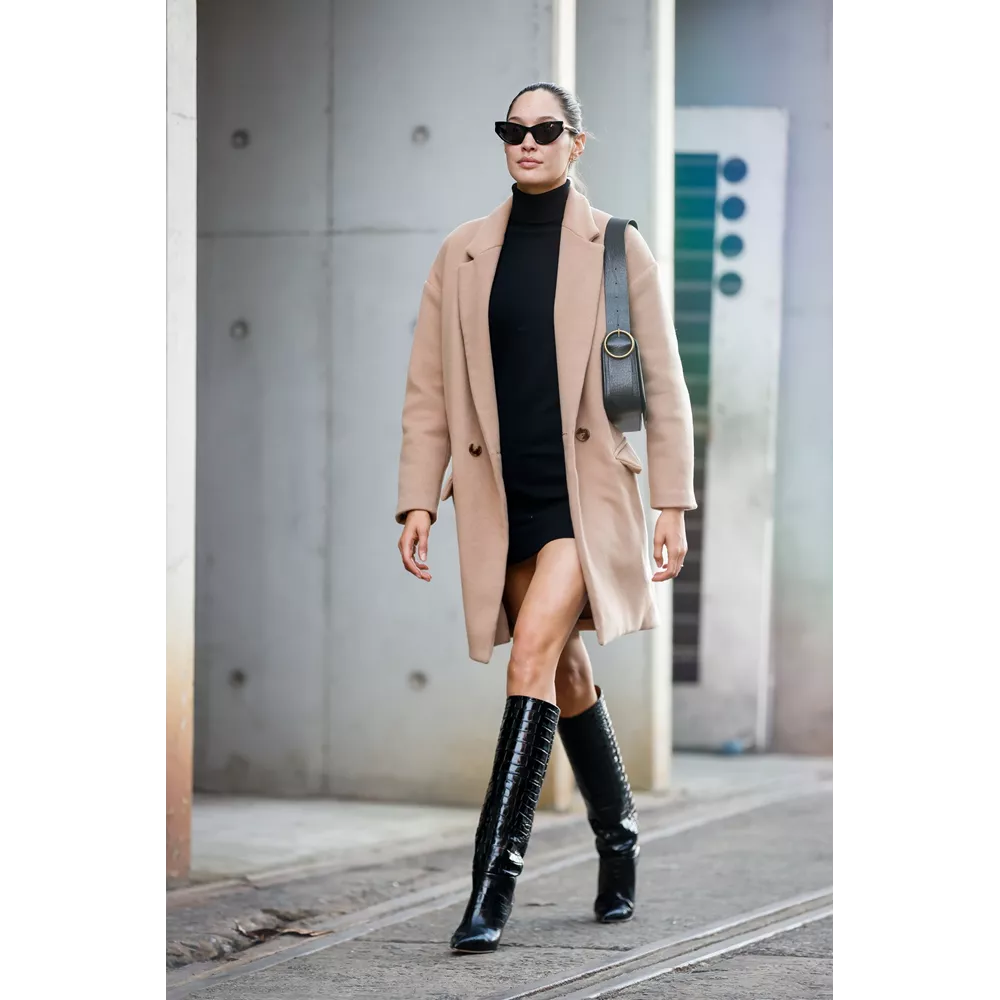 Με μίνι μαύρο φόρεμα + knee-high μπότες