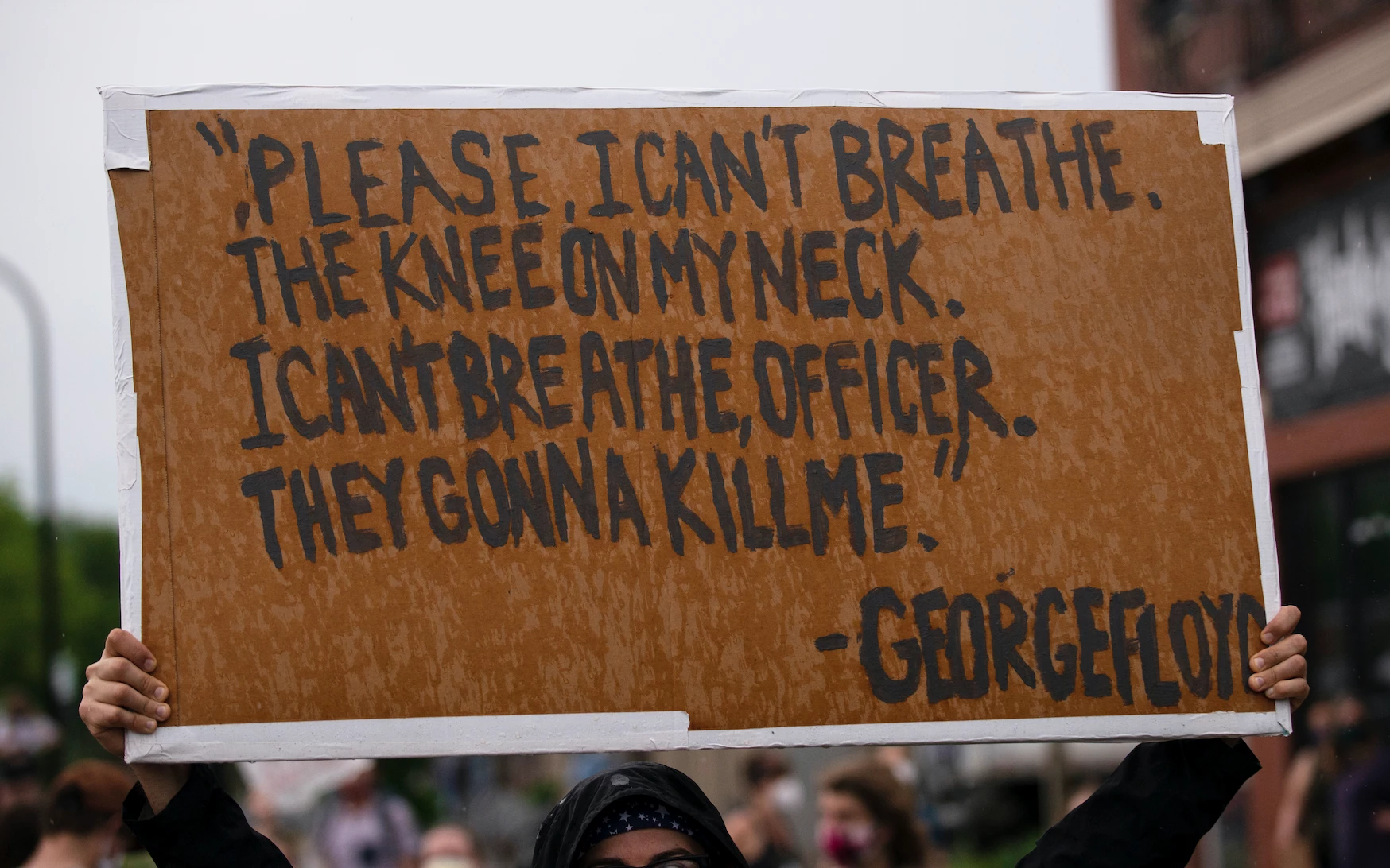 Η Chrissy Teigen πληρώνει για τις εγγυήσεις των διαδηλωτών για τον θάνατο του George Floyd