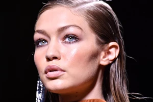 Mask Free | 10 έντονα κραγιόν και glosses που μπορείτε επιτέλους να φορέσετε