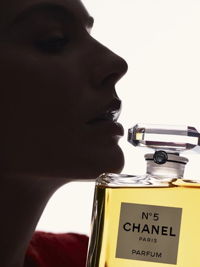 Η Margot Robbie είναι το νέο πρόσωπο του εμβληματικού Chanel No 5