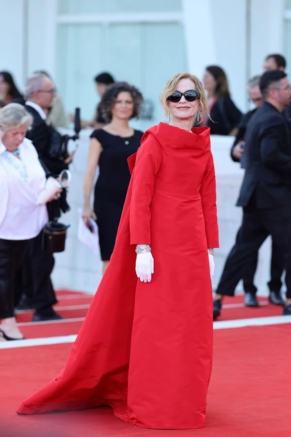 Η Isabelle Huppert με το απρόσμενο χρώμα μαλλιών που κολακεύει όλες τις γυναίκες άνω των 50