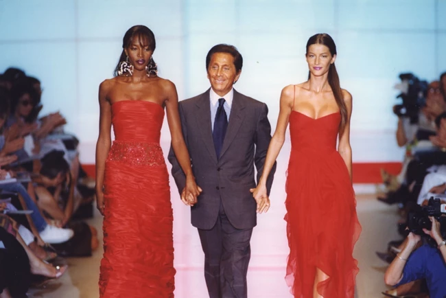 Ο Valentino με τη Naomi Campbell και τη Gisele Bündchen, το 1999