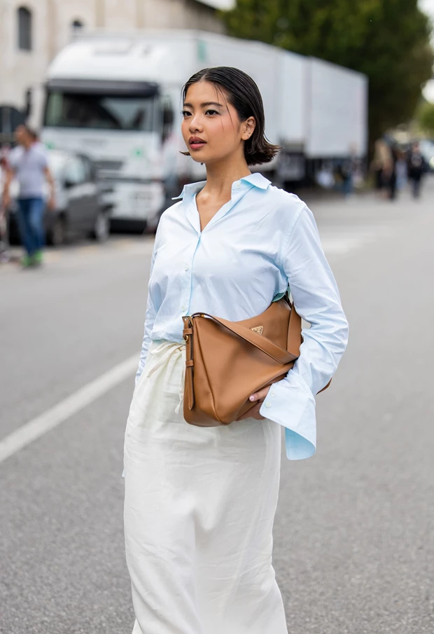 Πώς θα φορέσετε κομψά μια λευκή φούστα φέτος την άνοιξη