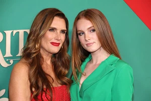 Brooke Shields | Οι κόρες της έκλεψαν τις εντυπώσεις στην οικογενειακή φωτογραφία