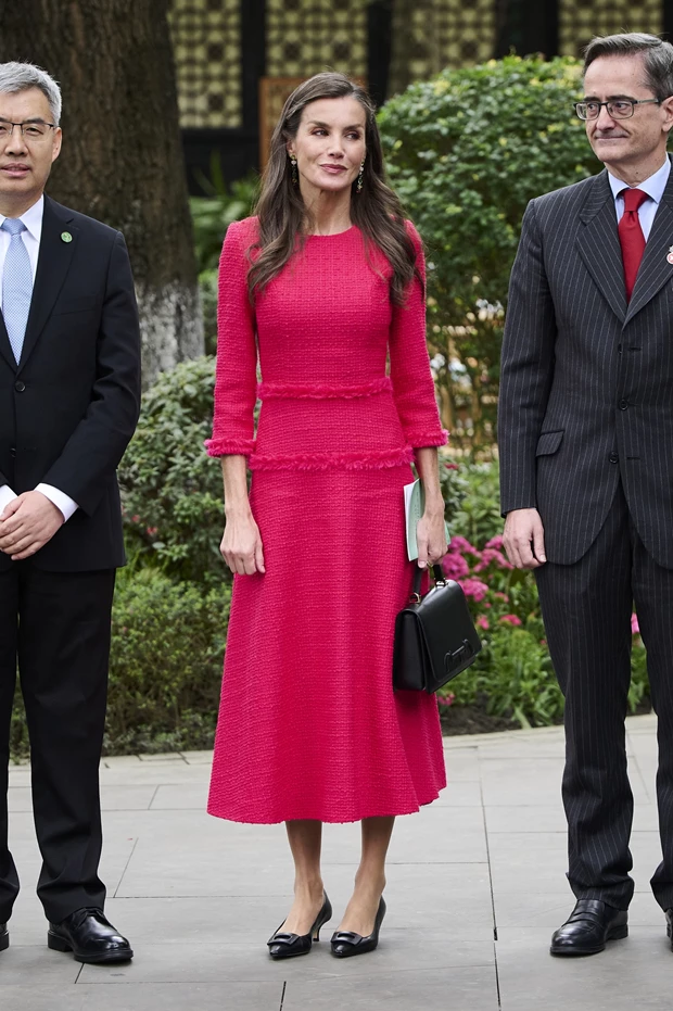 Φόρος τιμής! H ανατολίτικη πινελιά στη νέα εμφάνιση της βασίλισσας Letizia στην Κίνα