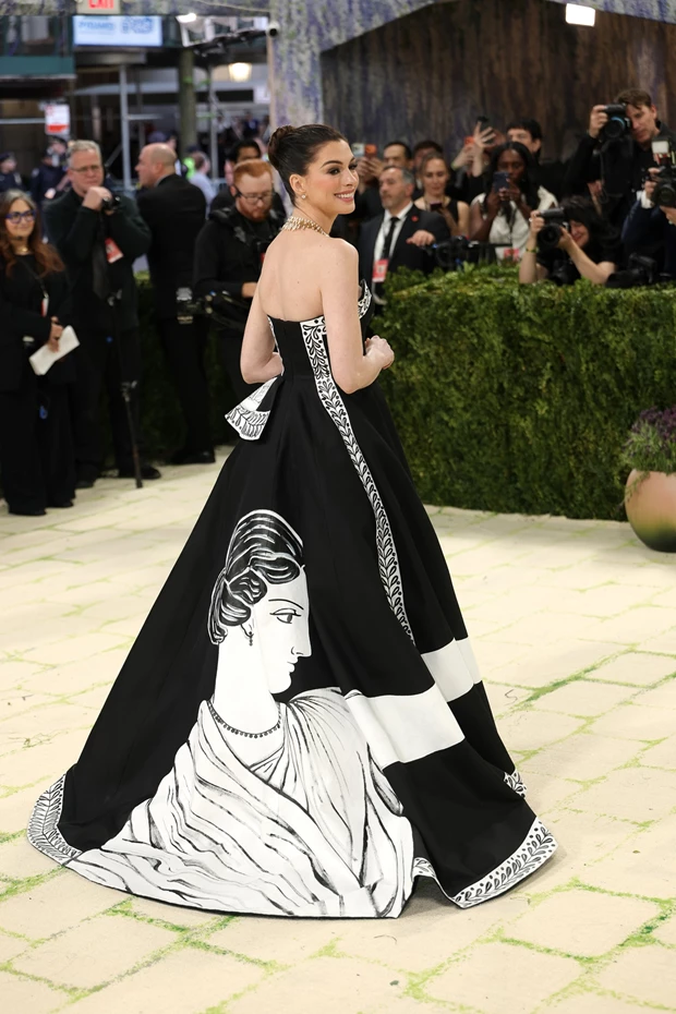 H Anne Hathaway με Michael Kors