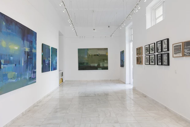 Ο Ενδιάμεσος Χώρος | Η νέα έκθεση του Γιάννη Αδαμάκου παρουσιάζεται στον Πόρο