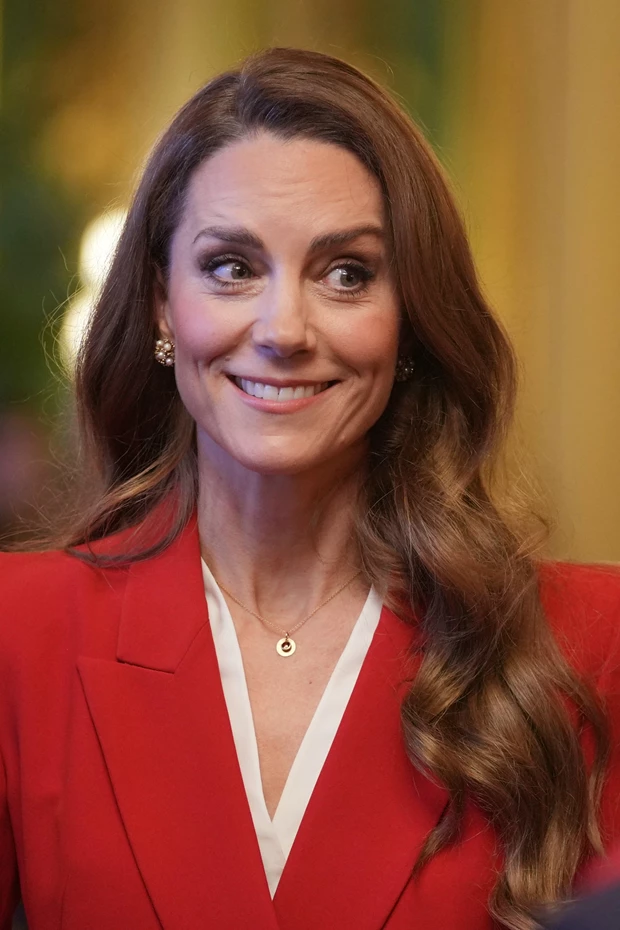 H Kate Middleton στη δεξίωση για τη γυναικεία ομάδα Rugby με μενταγιόν από κόκκινο γρανάτη.