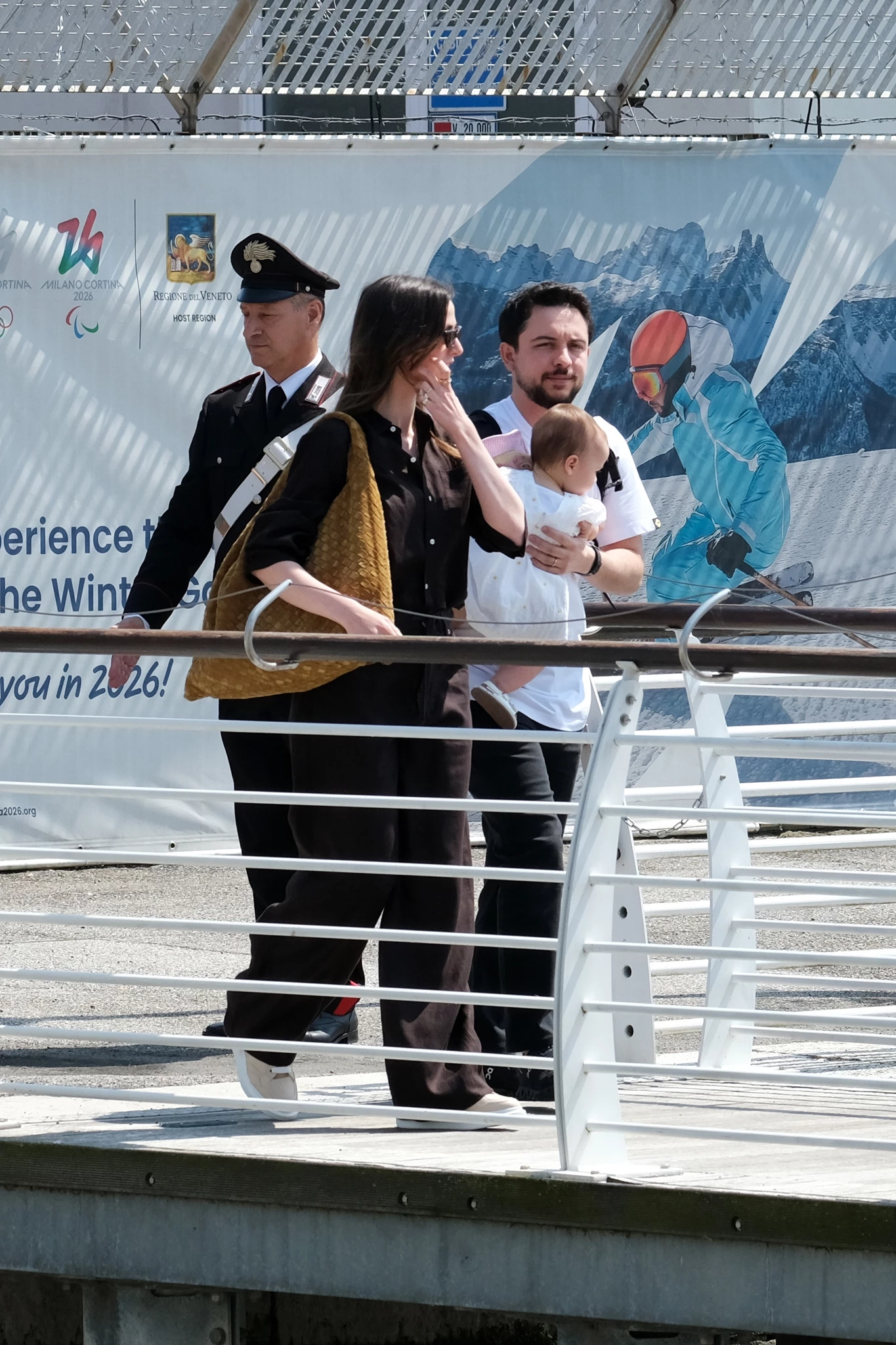 Ο πρίγκιπας Hussein αγκαλιά με τη μικρή Iman | Η φωτογραφία που δημοσίευσε η βασίλισσα Ράνια