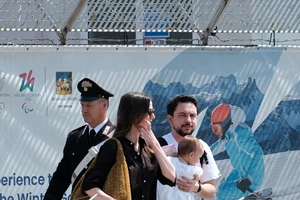 Ο πρίγκιπας Hussein αγκαλιά με τη μικρή Iman | Η φωτογραφία που δημοσίευσε η βασίλισσα Ράνια