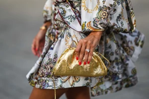 10 κομψά μανικιούρ με glitter που όντως θα θέλετε να υιοθετήσετε