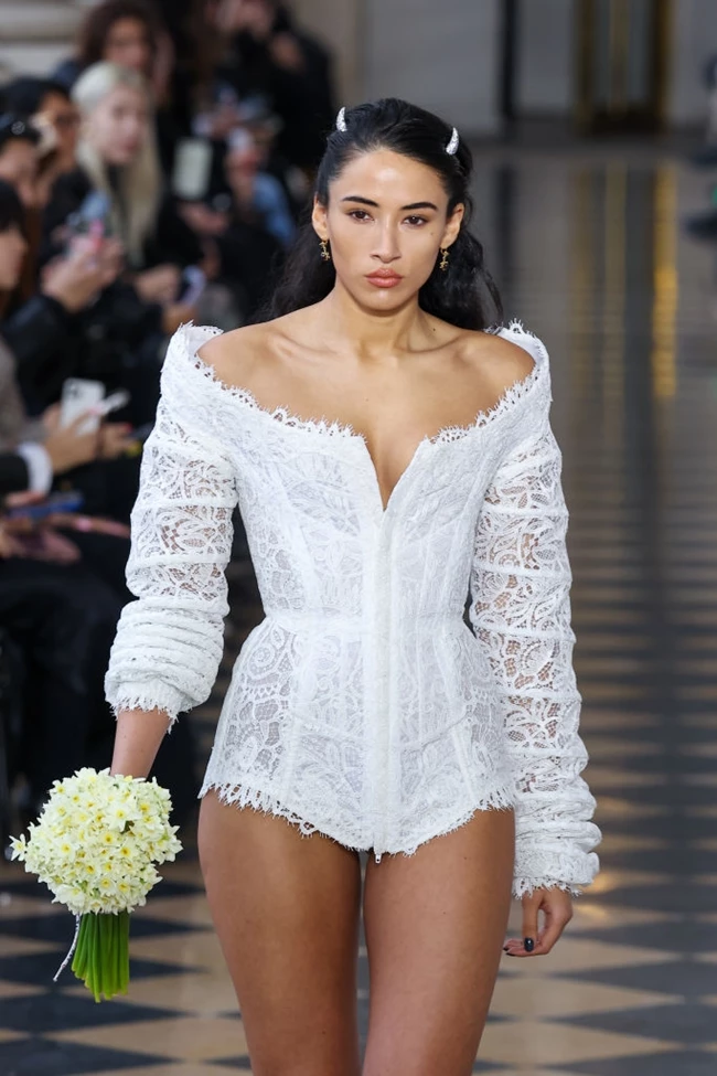 Cora Corré: "Η γιαγιά μου Vivienne Westwood ήταν δυστυχισμένη επί χρόνια"