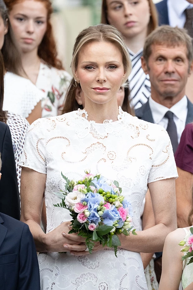 Πριγκίπισσα Charlene | Σε νέα εμφάνιση με τη λευκή δαντέλα που αγαπούσε η βασίλισσα Ελισάβετ