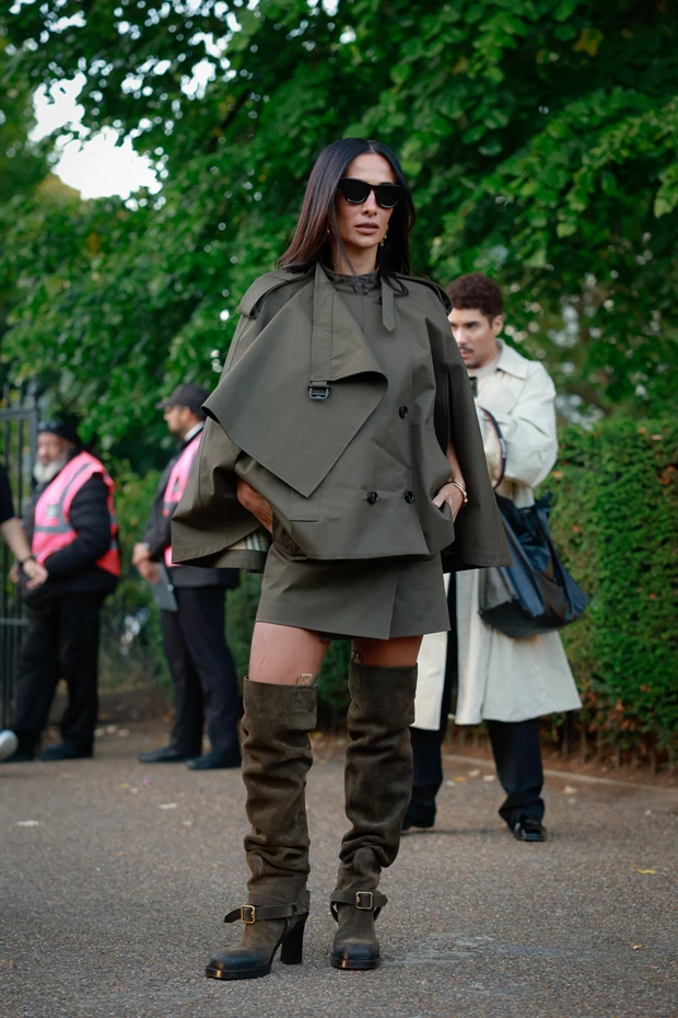 Πώς να Φορέσετε το Λαδί: Κομψό outfit με μίνι φούστα και μπότες