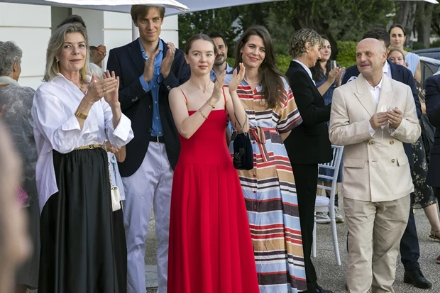 Η Καρολίνα του Μονακό με τις κόρες της Charlotte Casiraghi και πριγκίπισσα Αλεξάνδρα του Ανόβερο