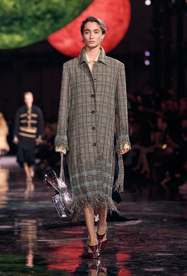 Total look Chanel από τη συλλογή Άνοιξη Καλοκαίρι 2026, με tweed παλτό.