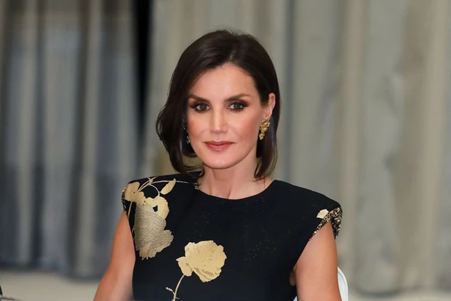 Η βασίλισσα Letizia έκοψε τα μαλλιά της και δείχνει πιο κομψή από ποτέ