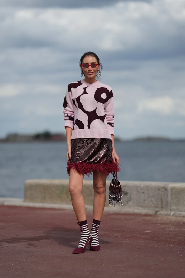 STREET STYLE LOOK ΚΟΠΕΓΧΑΓΗ: φούστα με παγιέτες και φτερά