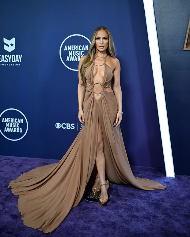 American Music Awards 2025 | Τα 8 looks της Jennifer Lopez και η τολμηρή on stage στιγμή με πρωταγωνίστρια την ίδια