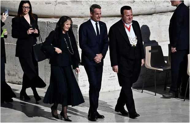 To "ύστατο χαίρε" στον Πάπα Φραγκίσκο | Εικόνες συγκίνησης από τη Ρώμη